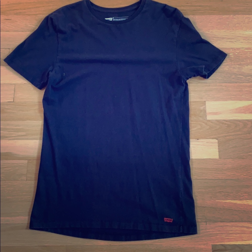 Black Levi’s t shirt
